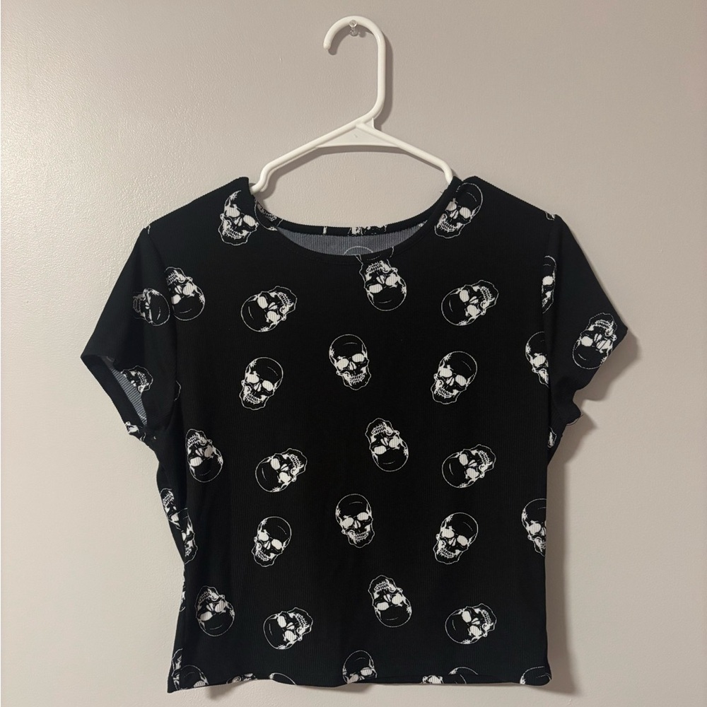 Black Skull Pattern Women’s Juniors Baby Tee Size Large